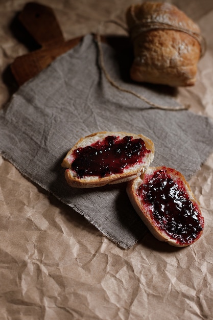 Brot mit Marmelade auf einem braunen Hintergrund. hausgemachtes Backen.