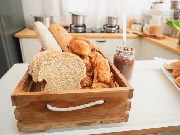 Brot mit Marmelade in der Küche