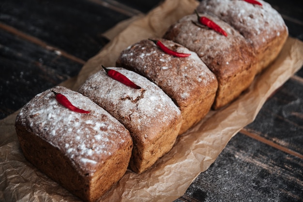 Brot mit Mehl und Pfeffer