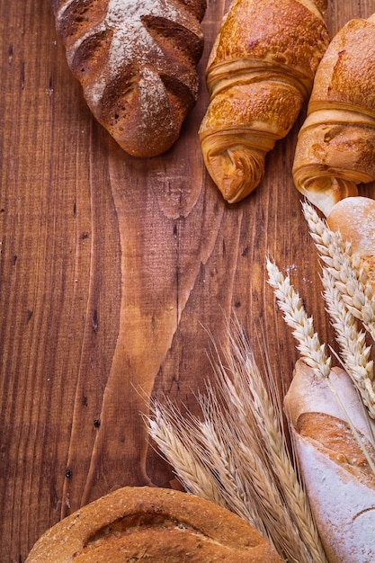 Brot mit Ohren auf Holzhintergrund Essen und Trinken Stillleben