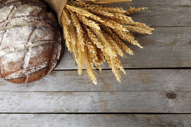 Brot mit Ohren auf Holzhintergrund