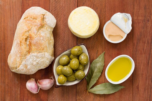 Brot mit Oliven, Pastete und Olivenöl