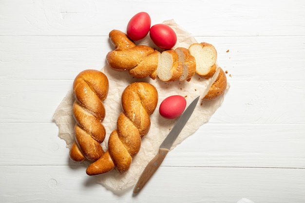 Brot mit Ostereiern auf einem Holztisch