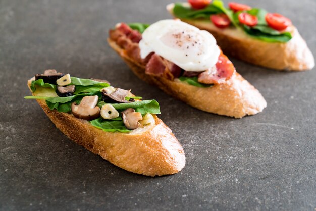 Brot mit Rucola, Rucola und Speckei