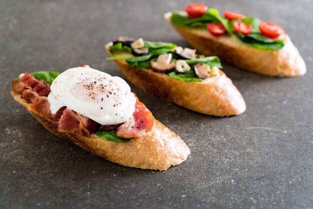 Brot mit Rucola, Rucola und Speckei