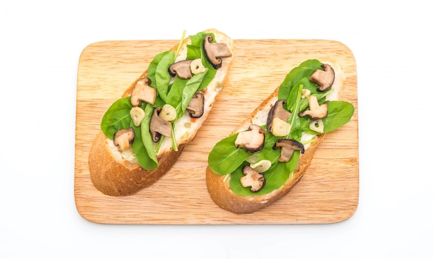 Brot mit Rucola und Shiitake-Pilz