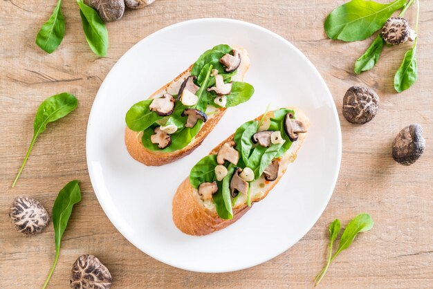 Brot mit Rucola und Shiitake-Pilz