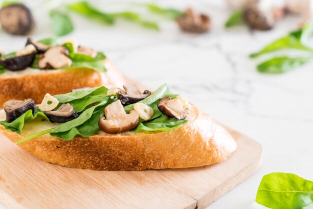 Brot mit Rucola und Shiitake-Pilz