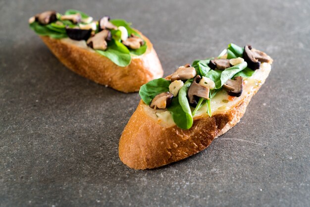 Brot mit Rucola und Shiitake-Pilz