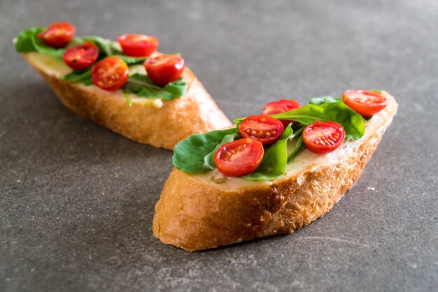 Brot mit Rucola und Tomaten