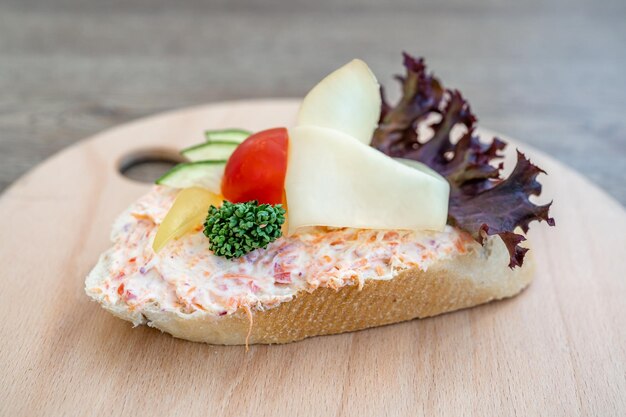 Brot mit Salatgemüse und Ei