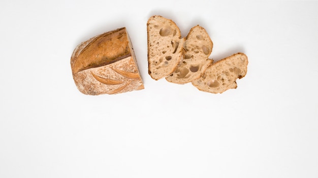 Foto brot mit scheiben auf weißem hintergrund