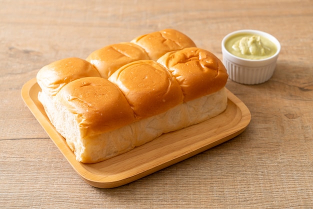 Brot mit Thai Pandan Custard auf Teller