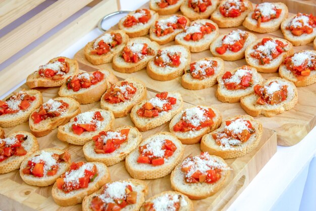 Brot mit Tomaten und Käse auf Holzplatte