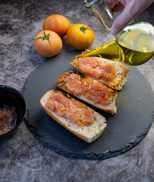 Brot mit Tomaten und Olivenöl, mediterranes Frühstück