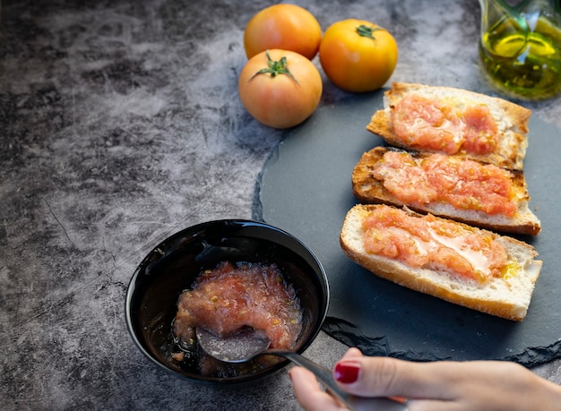 Brot mit Tomaten und Olivenöl, mediterranes Frühstück