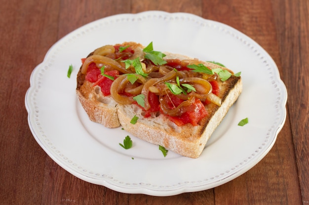 Brot mit Tomaten, Zwiebeln und Petersilie