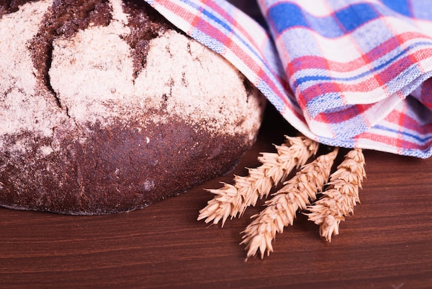 Brot mit Weizen auf einem Tisch