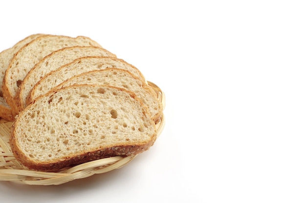 Brot mit Weizenkleie im Korbteller auf weißem Hintergrund