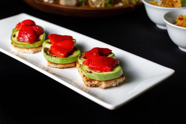 Brot mit Zucchini Zucchini und Paprika gegrillt Gegrilltes Gemüse auf Küche zubereitet