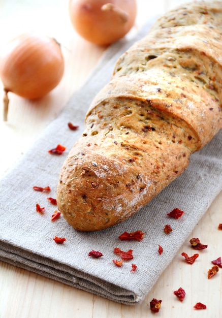 Foto brot mit zwiebeln, paprika, kreuzkümmel und dill