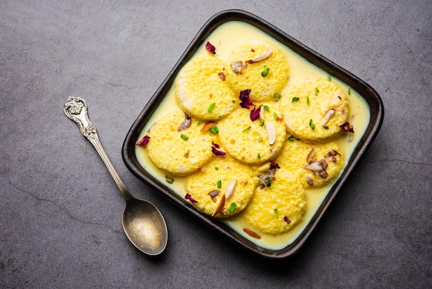 Brot Rasmalai ist die optimierte Version des traditionellen Ras Malai, bei der Brotscheiben anstelle von Paneer verwendet werden