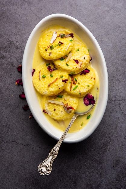 Brot Rasmalai ist die optimierte Version des traditionellen Ras Malai, bei der Brotscheiben anstelle von Paneer verwendet werden