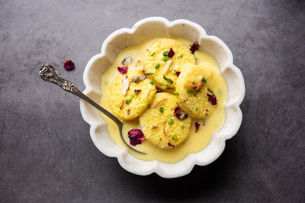 Brot Rasmalai ist die optimierte Version des traditionellen Ras Malai, bei der Brotscheiben anstelle von Paneer verwendet werden