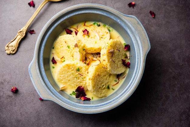 Brot Rasmalai ist die optimierte Version des traditionellen Ras Malai, bei der Brotscheiben anstelle von Paneer verwendet werden