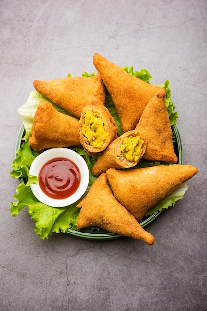 Brot-Samosa ist eine Variation von normalem Samosa mit der gleichen Kartoffel-Erbsen-Füllung unter Verwendung von Sandwich-Brotscheiben für die äußere Hülle