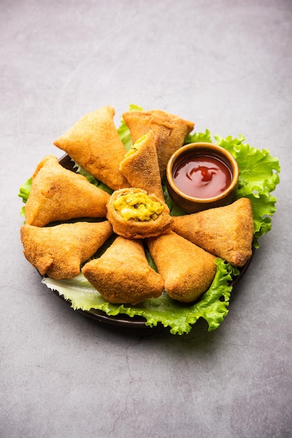 Brot-Samosa ist eine Variation von normalem Samosa mit der gleichen Kartoffel-Erbsen-Füllung unter Verwendung von Sandwich-Brotscheiben für die äußere Hülle