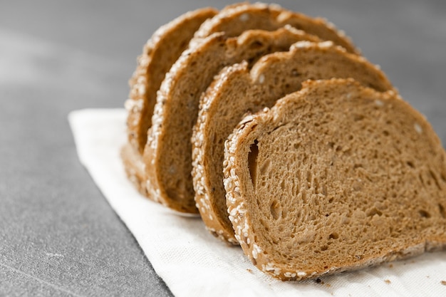 Brot traditionelles Sauerteigbrot in Scheiben geschnitten auf rustikalem Holzhintergrund