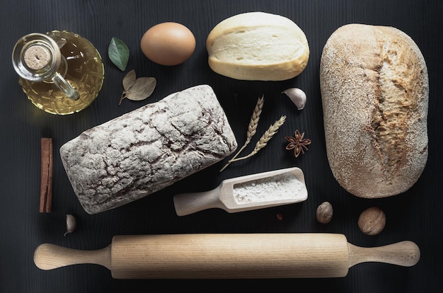 Brot und Backwaren auf Holzuntergrund