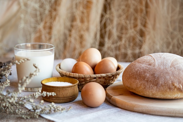 Brot und Eier auf einem Holzbrett