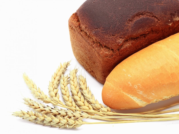 Brot und Ährchen von Weizen auf einem weißen Hintergrund