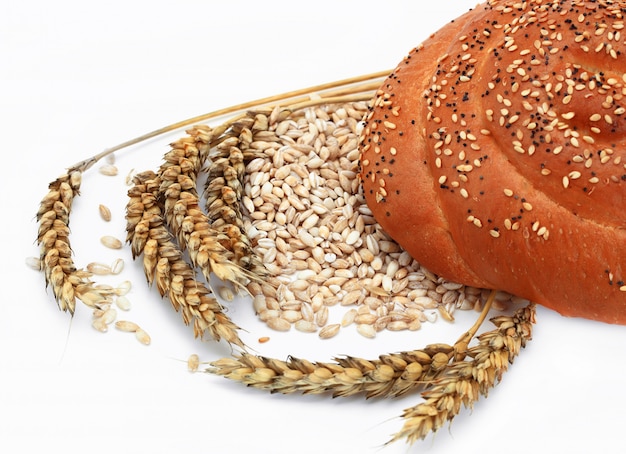 Brot und Ährchen von Weizen auf einem weißen Hintergrund