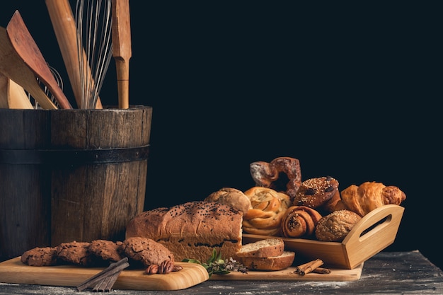 Brot und Kekse mit Pralinen auf einem Betontisch