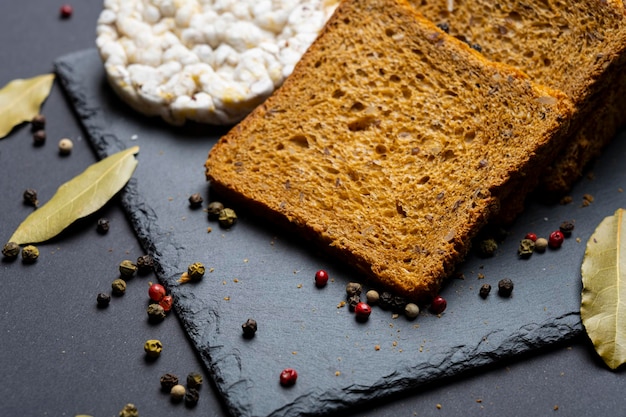 Brot und Knäckebrot mit Gewürzen liegt auf dem Tisch