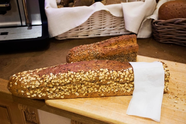 Brot und Laib im Rattan-Weidenkorb für Menschen, die morgens im Restaurantraum des Resorthotels in der Stadt Pfunds in Tirol Österreich frühstücken