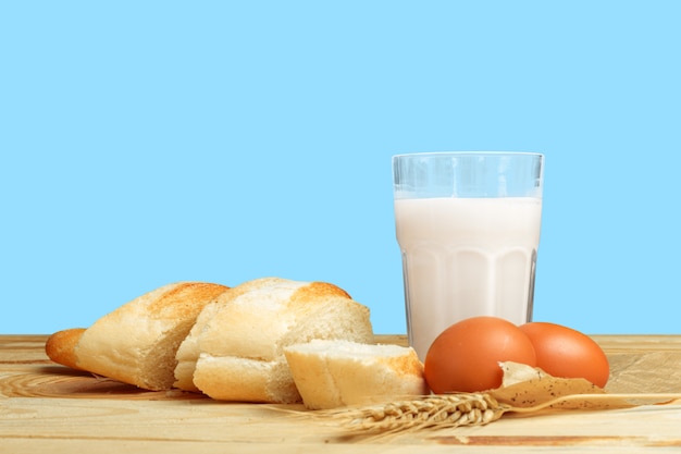 Brot und Milch auf dem Tisch