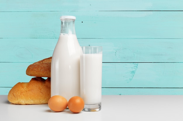 Brot und Milch auf dem Tisch