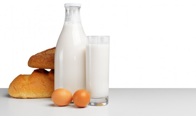 Brot und Milch auf dem Tisch