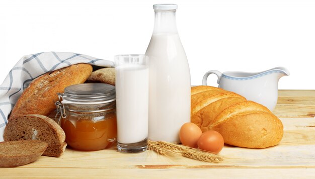 Brot und Milch auf dem Tisch