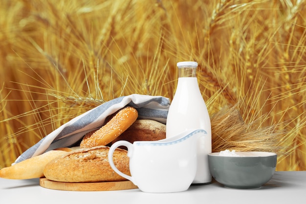 Brot und Milch auf dem Tisch