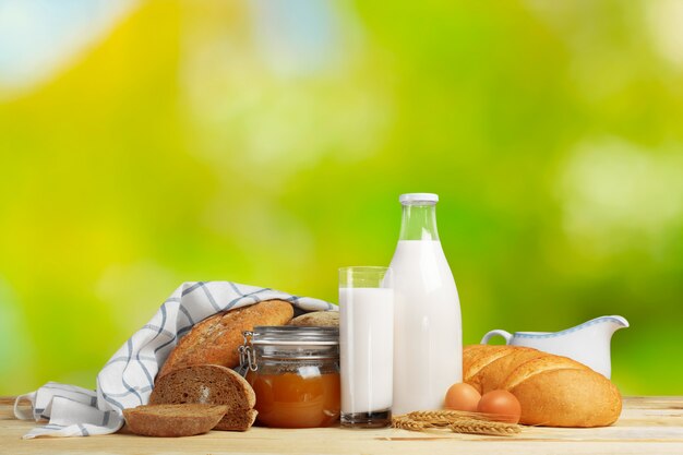 Brot und Milch auf dem Tisch