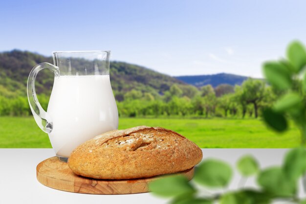 Brot und Milch auf dem Tisch