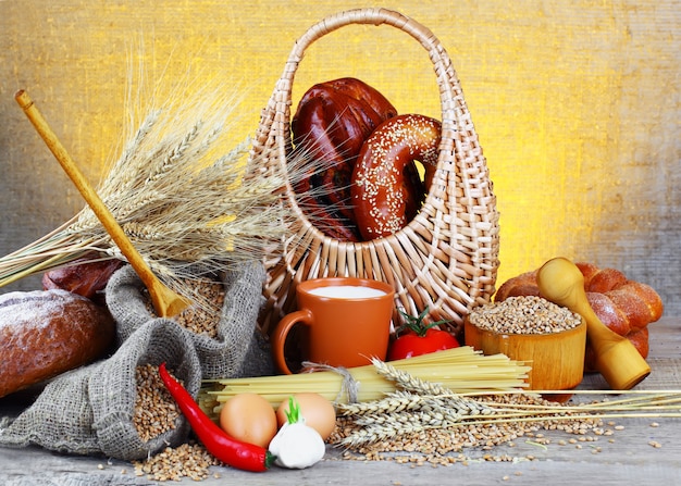 Brot und Nudeln auf einem Holztisch