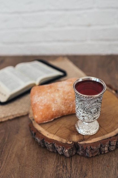 Brot und Wein der christlichen Kommunion auf hölzernem Hintergrund