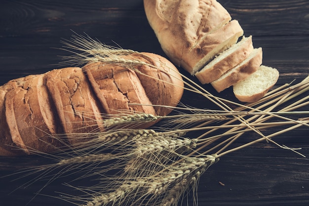 Brot und Weizen auf dem Tabellenhintergrund