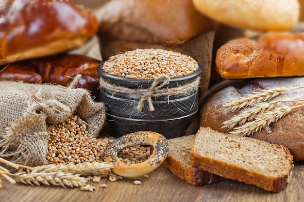 Brot und Weizen auf einem Holzbrett